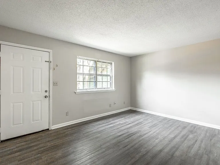2414 Lyndon Ave — Photo 2