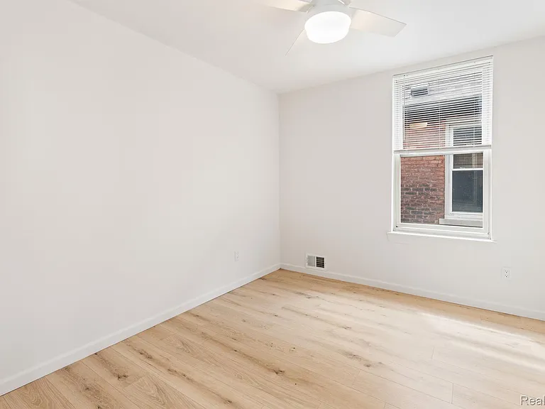 314 Hendrie St — Photo 7