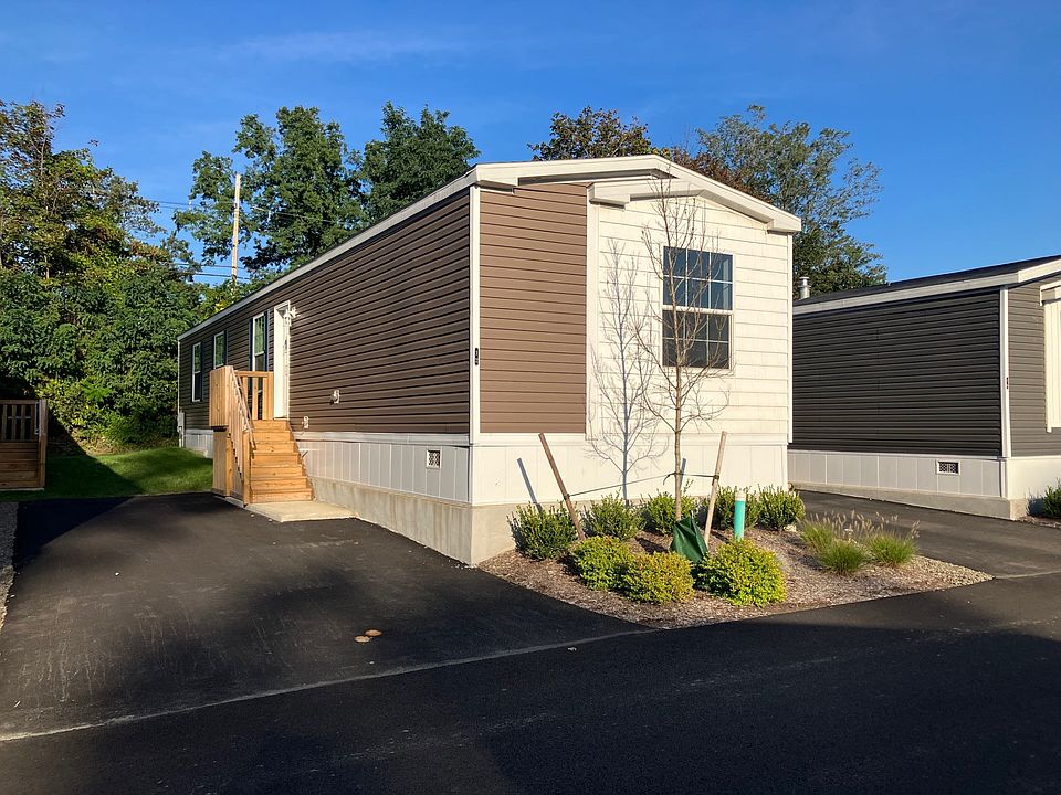 1st image of 12 Leeward Ln