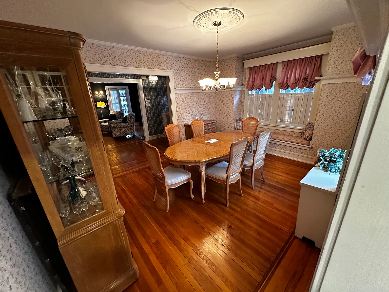 5 bed, 4.5 bath, 2800 sqft, $6,500 — Photo 2