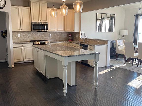 4th image of 560 Swansea Dr