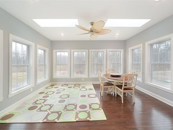 4th image of 111 Lakepointe Way
