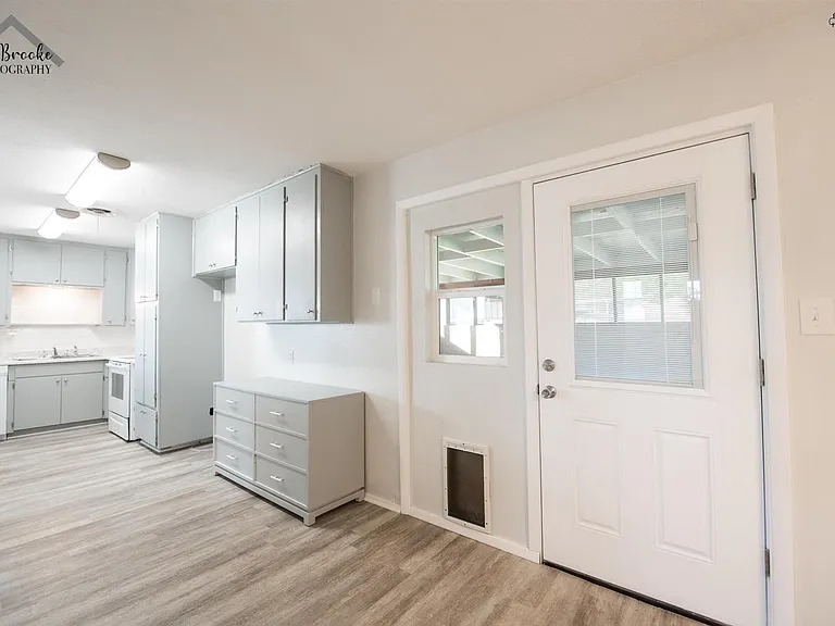 1020 W Cornelia Ave — Photo 19