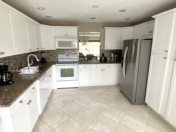 2nd image of 5103 Petal Pl APT B