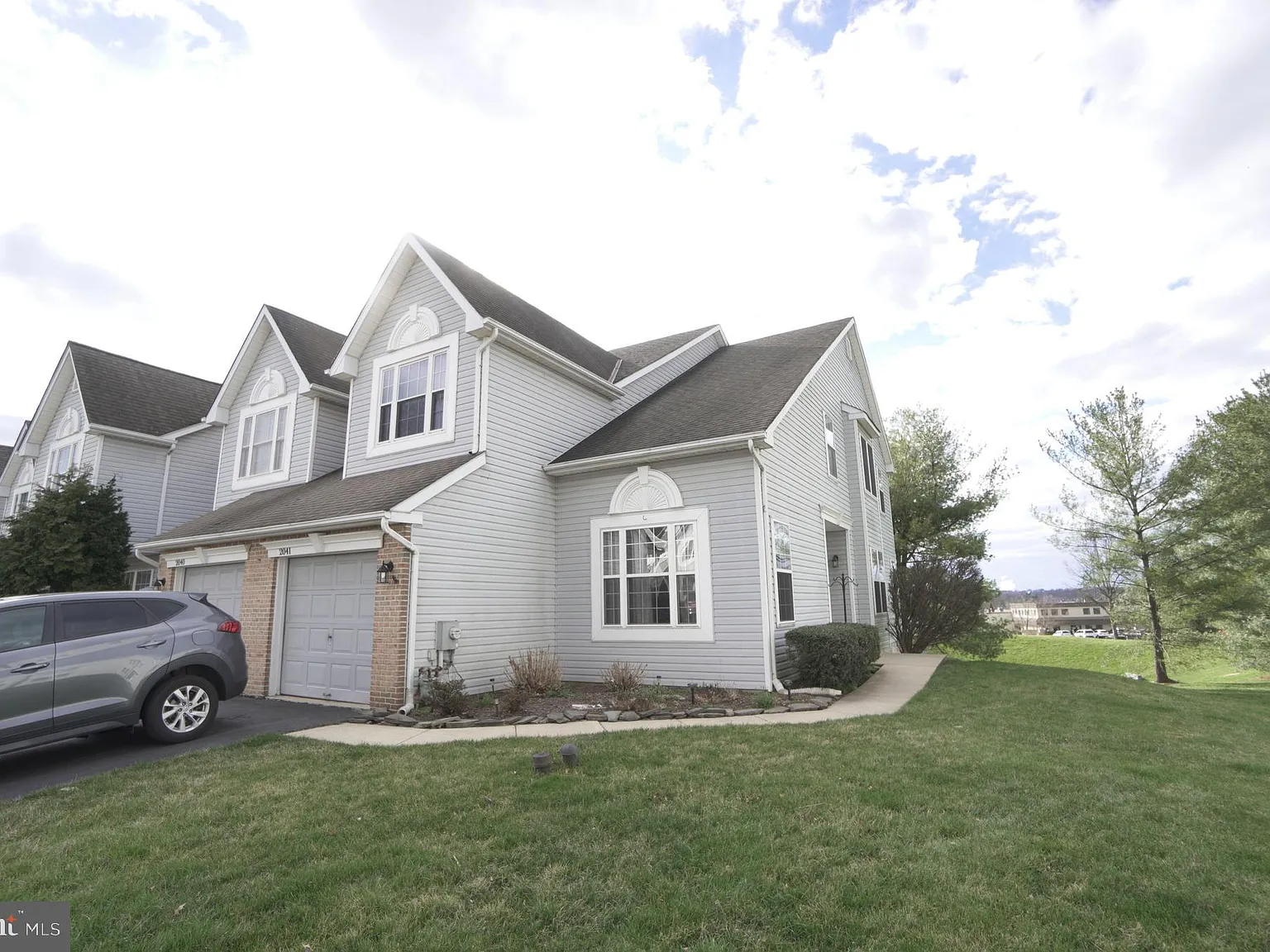 3 bed, 2.5 bath, 2279 sqft, $3,050 — Photo 2