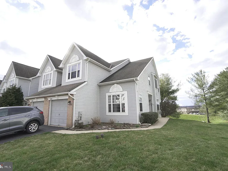 2041 Greenes Way Cir — Photo 2