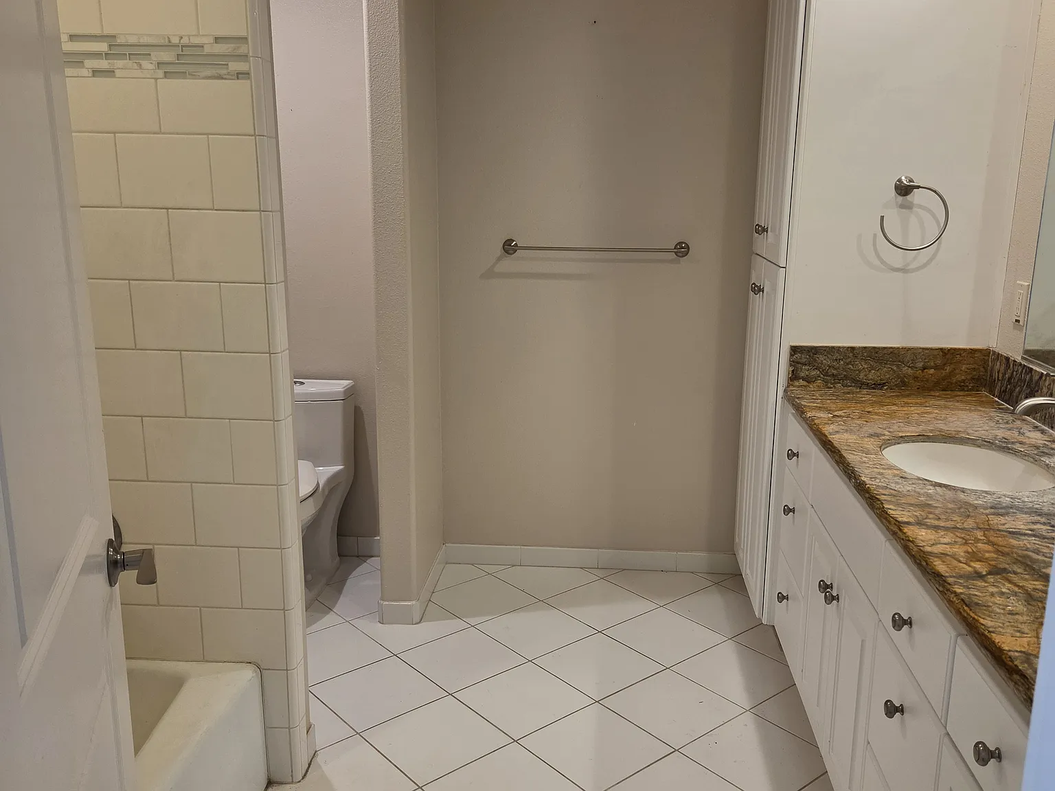 4 bed, 2.5 bath, 2300 sqft, $3,250 — Photo 4