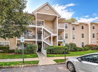 130 Raintree Ln, Mahwah, NJ 07430