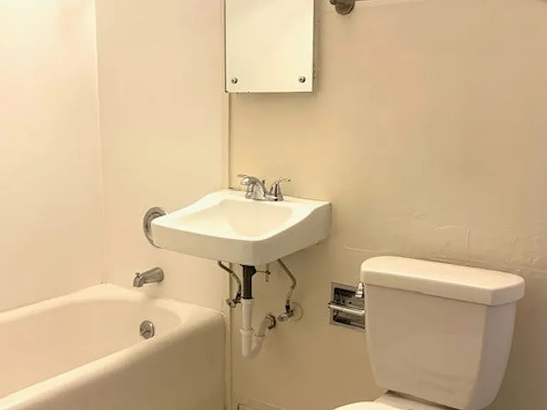 Catalina Apartments — Photo 18