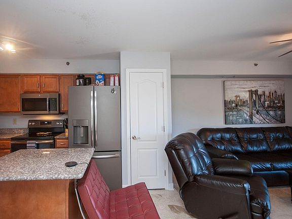 4th image of 1001 S Church St Unit 402
