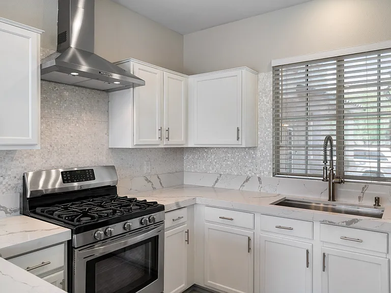 10713 Pipers Cove Ln — Photo 7