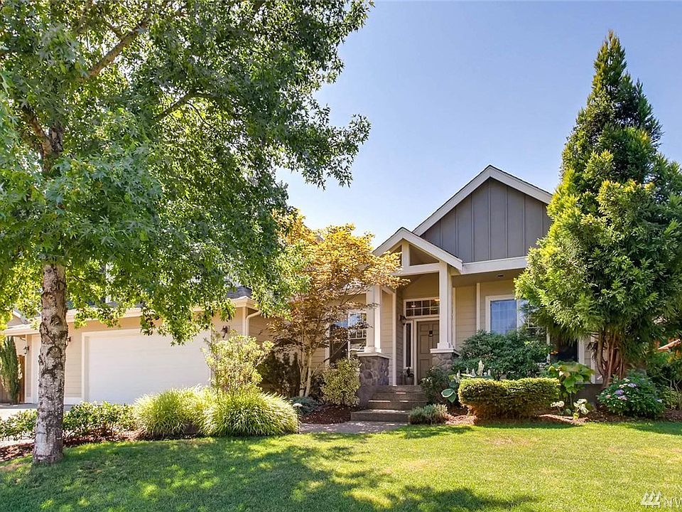 Beautiful front landscaped yard.