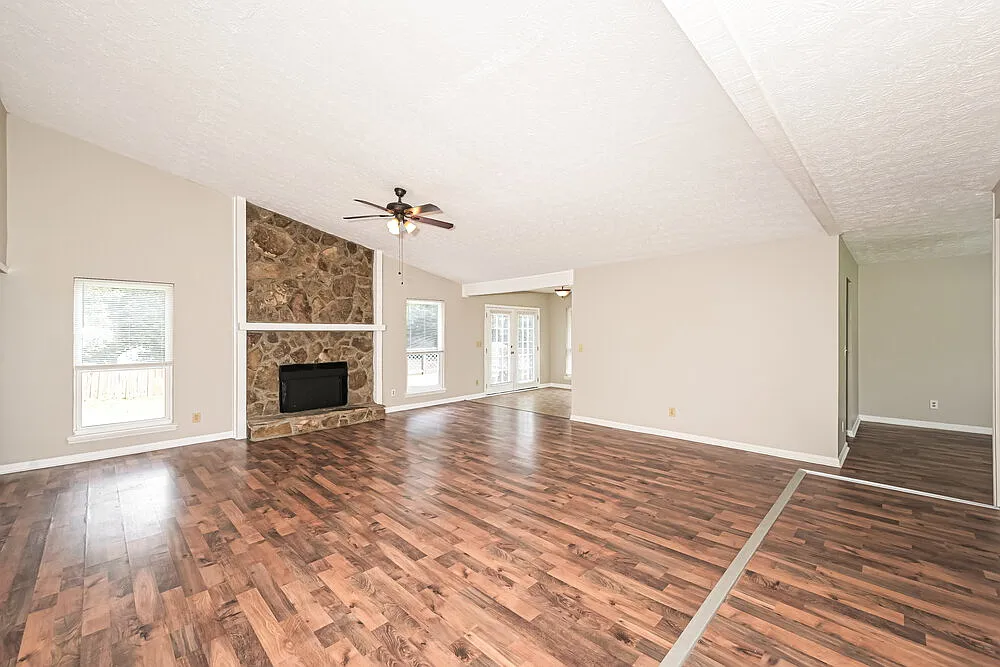 3 bed, 2.0 bath, 1850 sqft, $1,915 — Photo 3