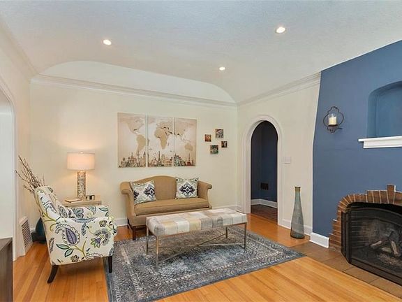 5th image of 131 E 70th St