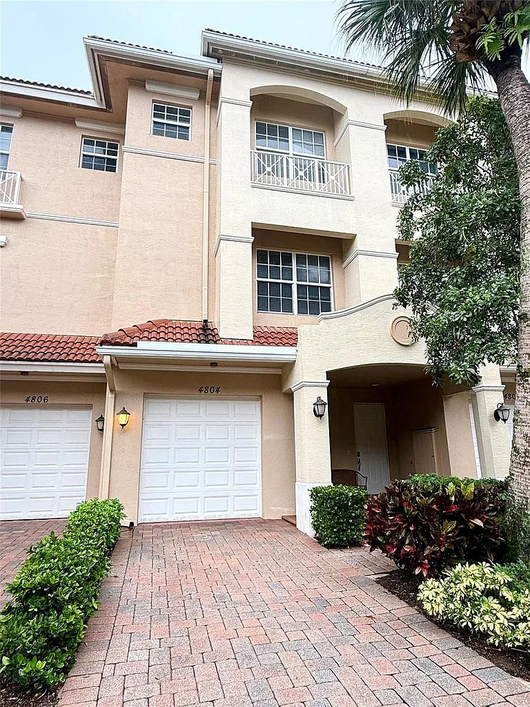 3 bed, 2274 sqft, $3,600 — Photo 2