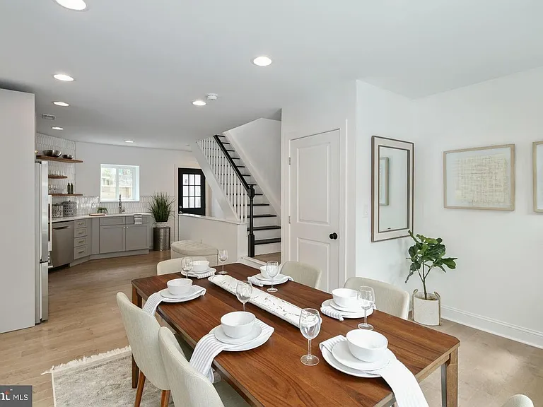 2409 Catharine St — Photo 3