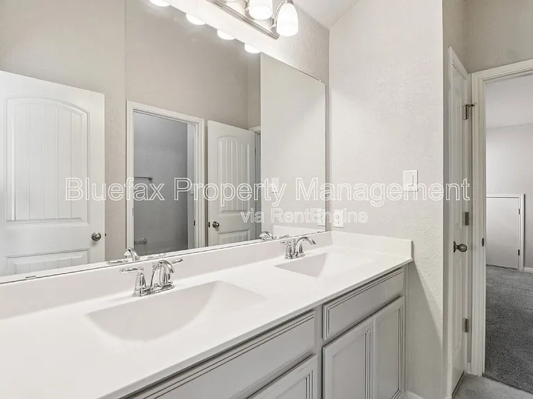 13840 Tribeca — Photo 31