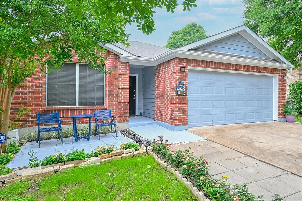 4 bed, 2.0 bath, 1750 sqft, $2,300 — Photo 1