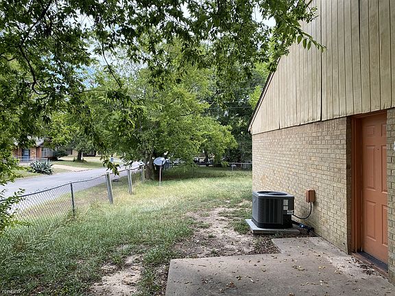 2nd image of 1501 S Dexter Dr