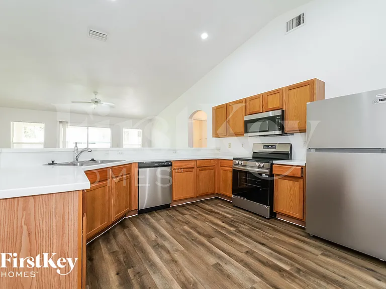 2831 SE Hutchings Ave — Photo 7