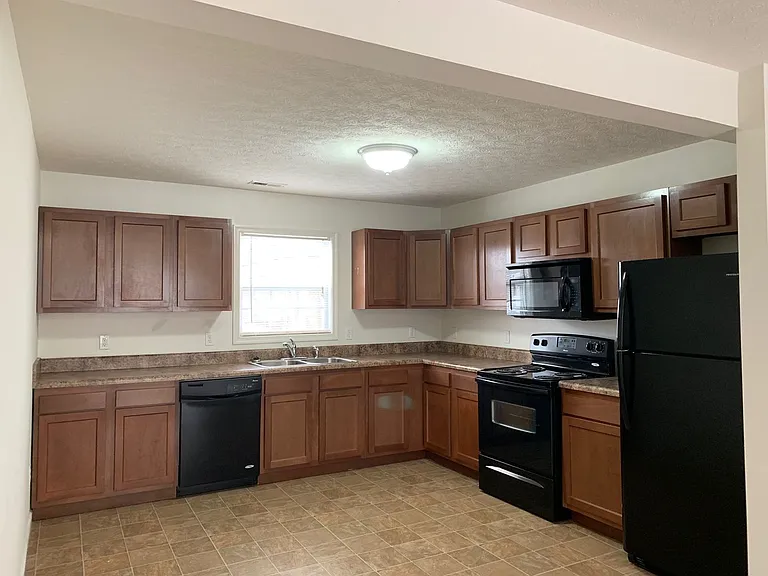 20 Station Ln NE — Photo 6