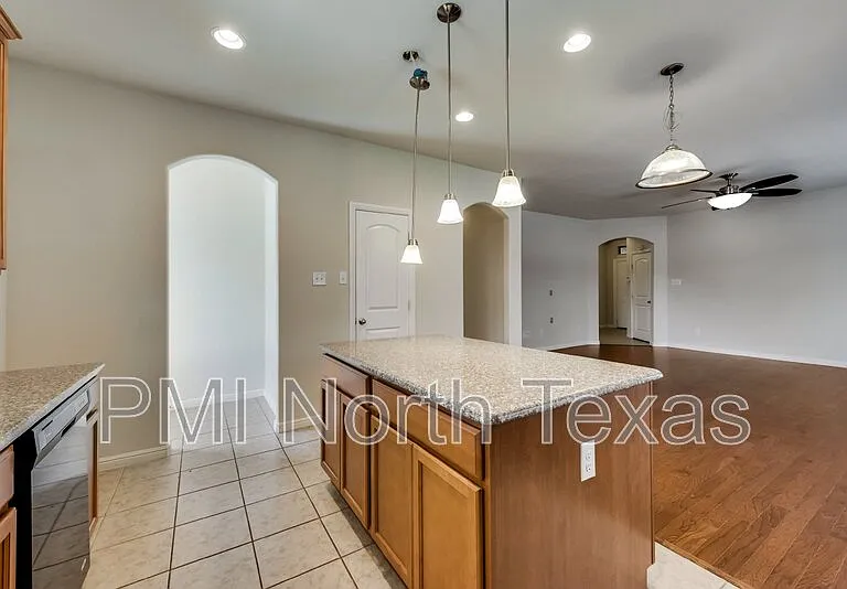 2404 Sun Creek Dr — Photo 10