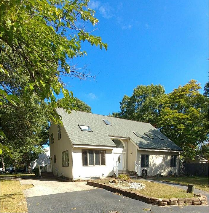 1st image of 107 Silverwood Ct
