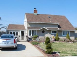 321 Duck Pond Dr S, Wantagh, NY 11793