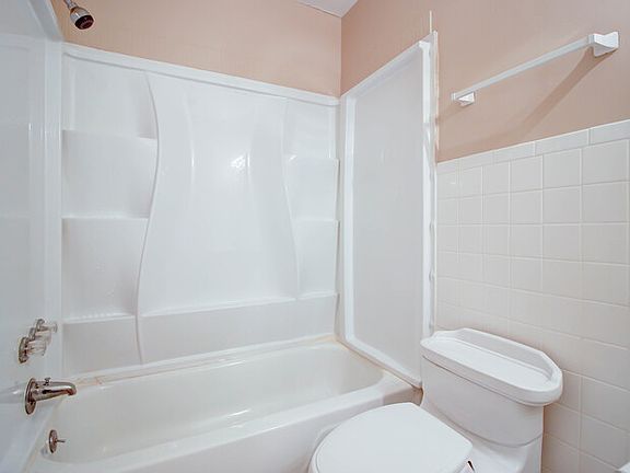 4th image of 6346 Newtown Cir APT B5