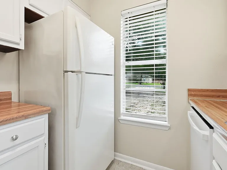 310A Redwood Ave — Photo 11