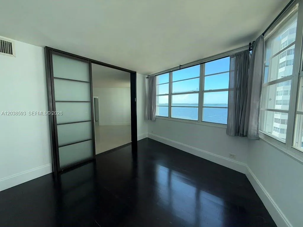 Four Ambassadors Condo Ph — Photo 3