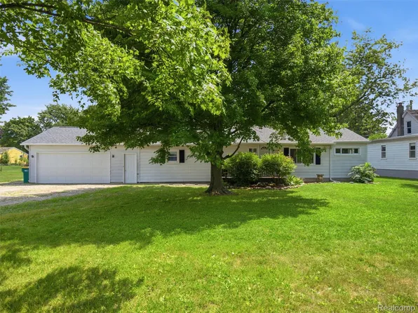 1105 Whiting St, Saint Clair, MI 48079