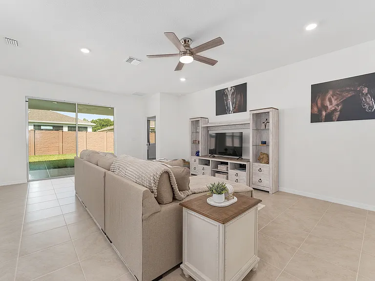 4086 NW 48th Ter — Photo 16