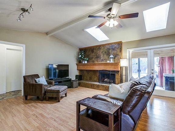 3rd image of 1607 Versailles Dr