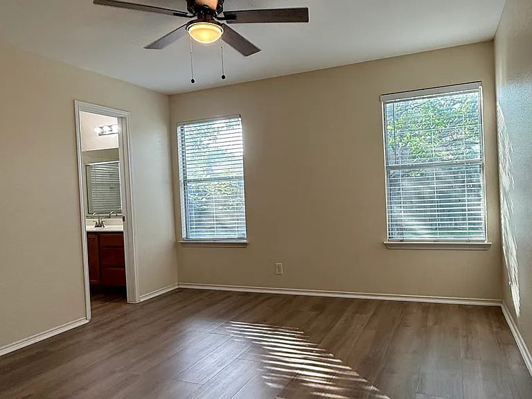 311 McCarthur Dr — Photo 15