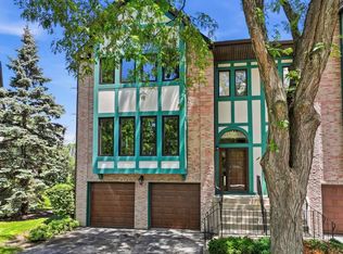 971 W Essex Pl, Arlington Heights, IL 60004