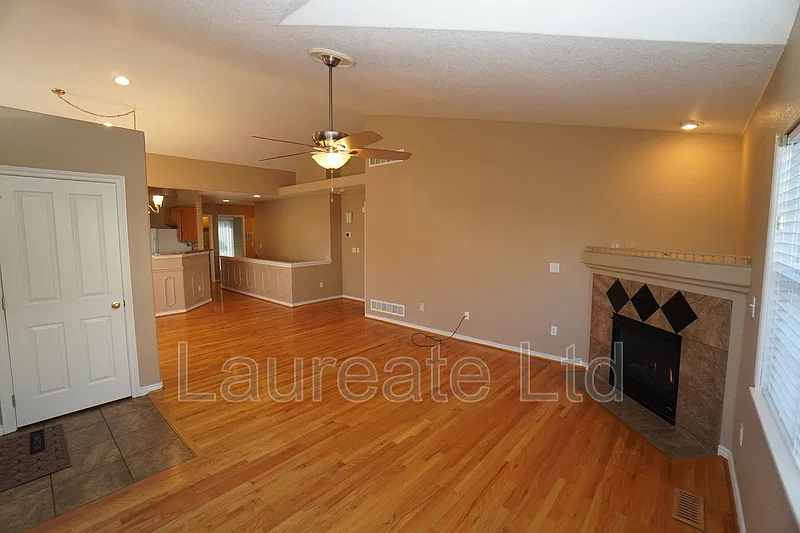 3 bed, 3.0 bath, 2426 sqft, $2,895 — Photo 3