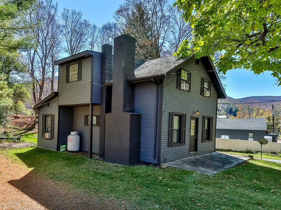 28 Sutton Hollow Rd