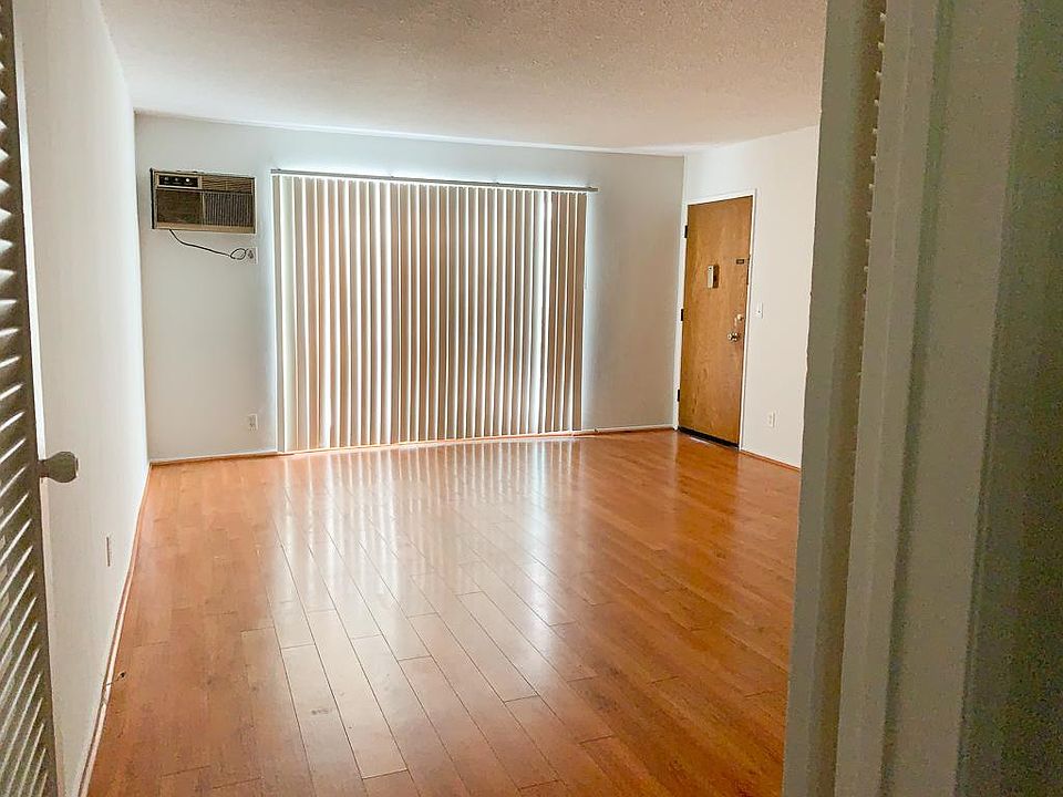 Airy, sundrenched living room with A/C