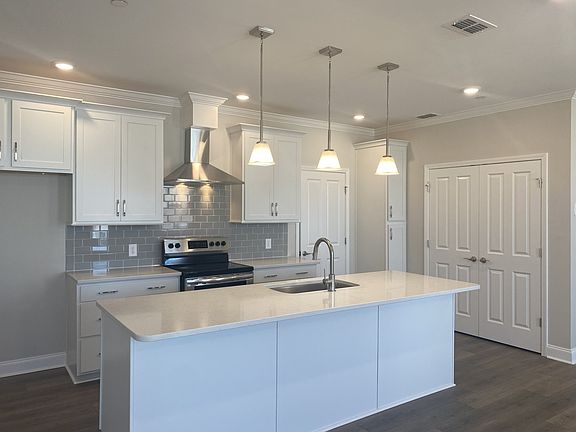 2nd image of 1026 Stoneleigh Ln #4