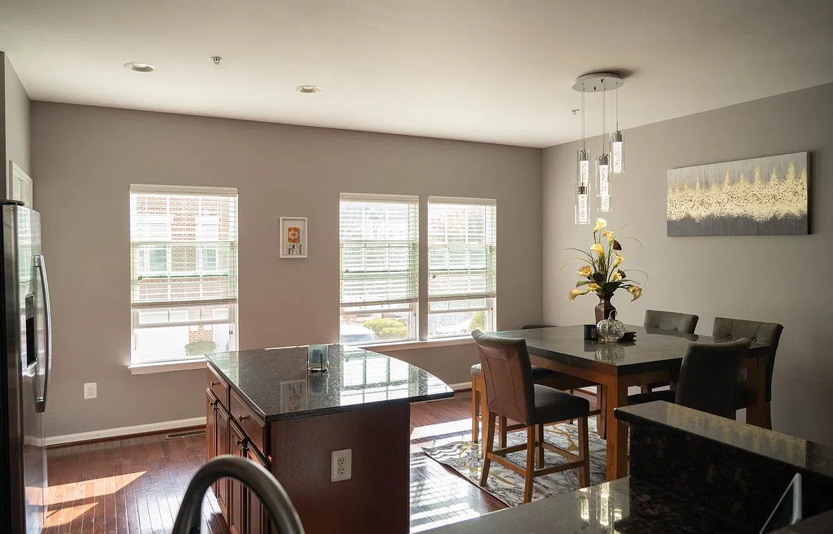 3 bed, 2.5 bath, 1946 sqft, $2,800 — Photo 3