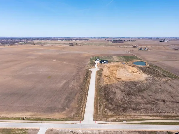 135 Ruby Ct, Long Grove, IA 52756
