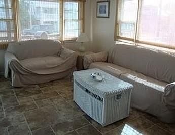 3rd image of 33 E 24th St