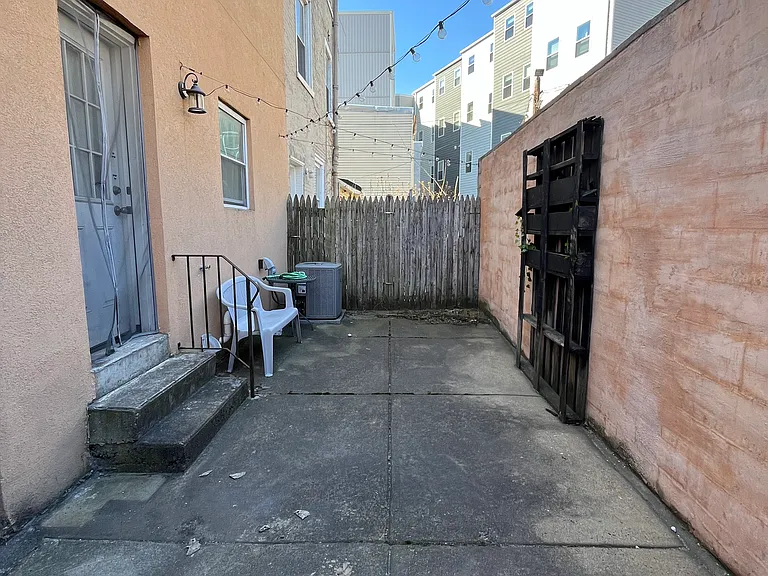 115 W Allen St — Photo 5