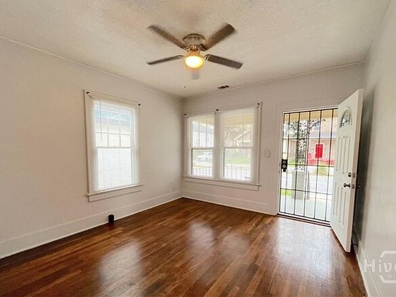 5th image of 1008 W Victory Dr