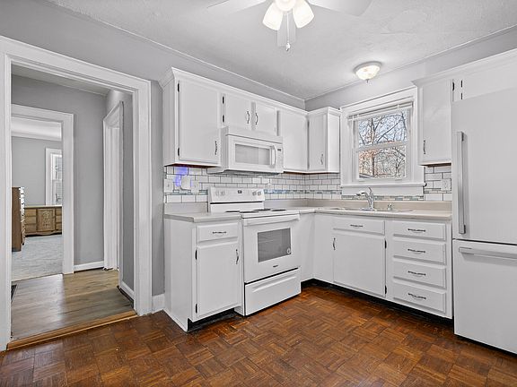 3rd image of 123 N Lovell Ave