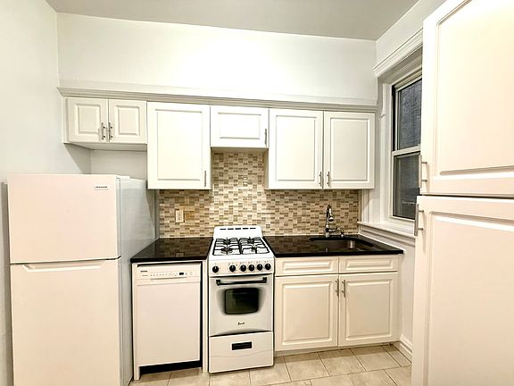 5th image of 220 E 36th St APT A3