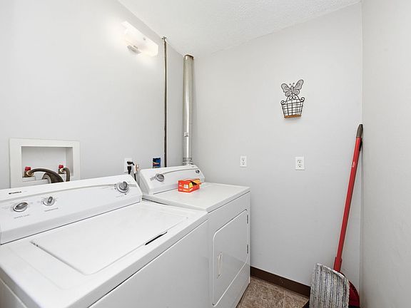 5th image of 613 Webster St