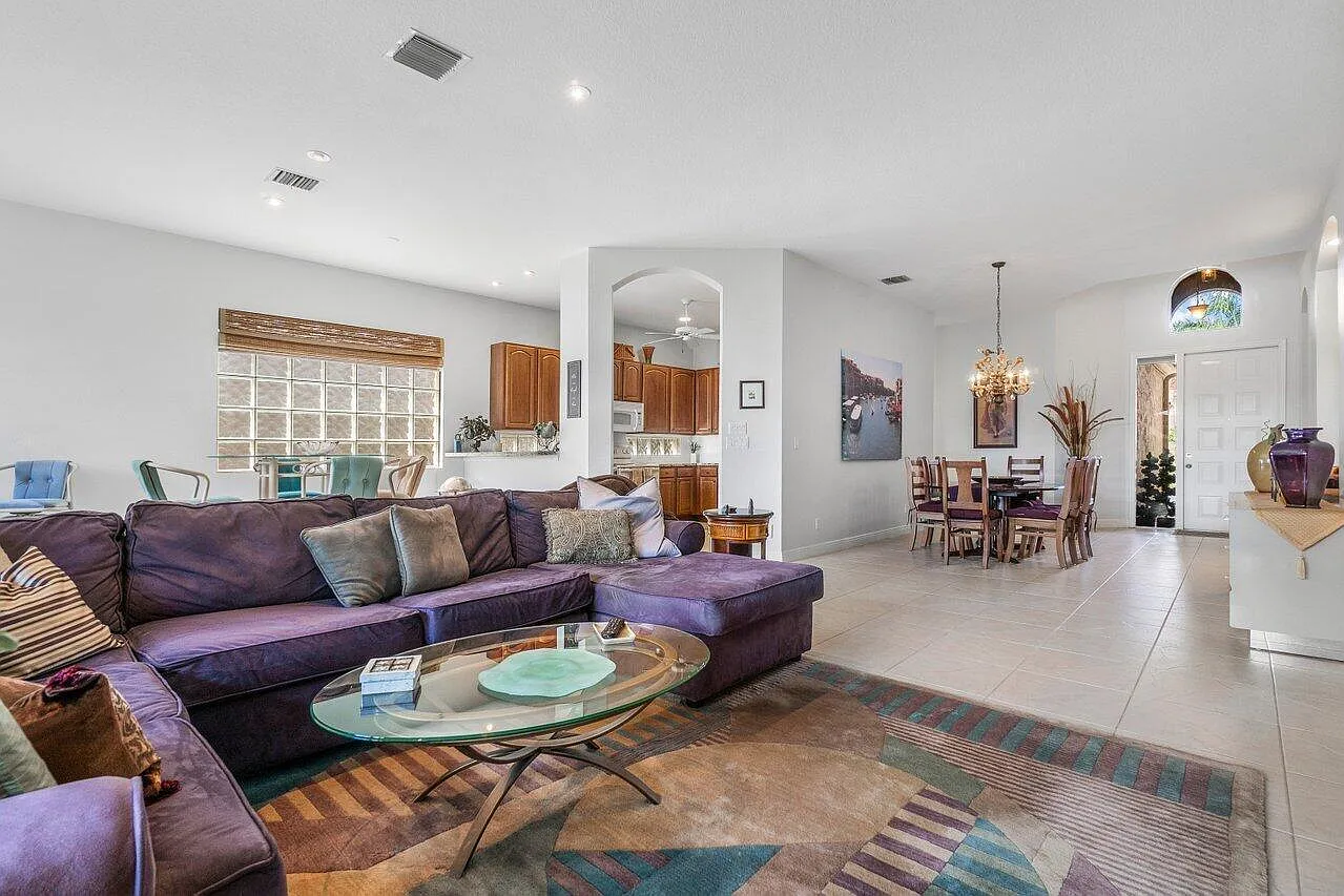 3 bed, 2.0 bath, 2045 sqft, $4,050 — Photo 4