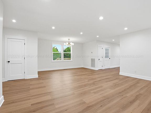5th image of 600 E Ridgewood Rd